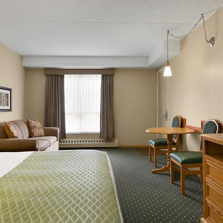 Colonial Square Inn & Suites Саскатун Экстерьер фото