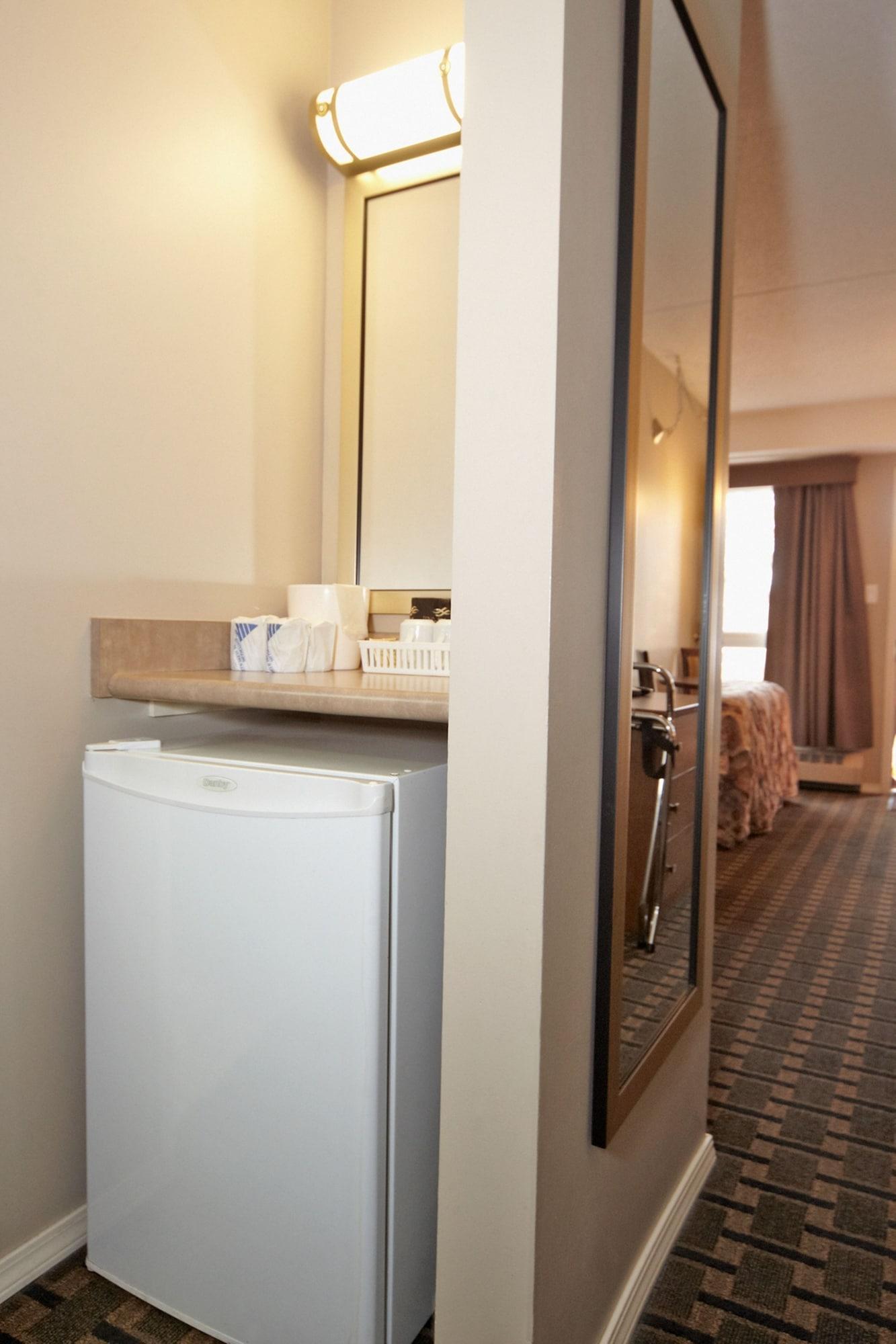 Colonial Square Inn & Suites Саскатун Экстерьер фото