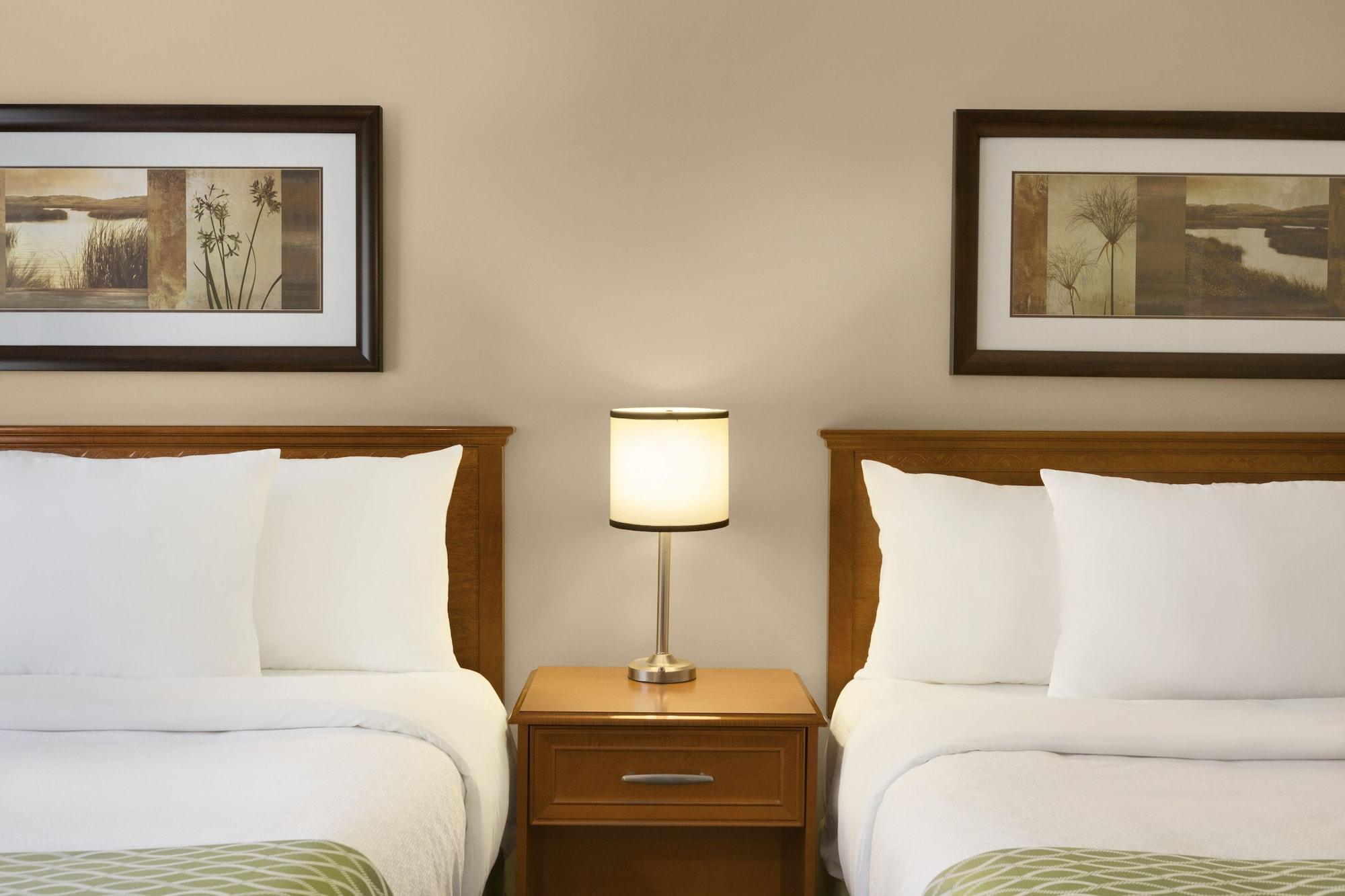 Colonial Square Inn & Suites Саскатун Экстерьер фото