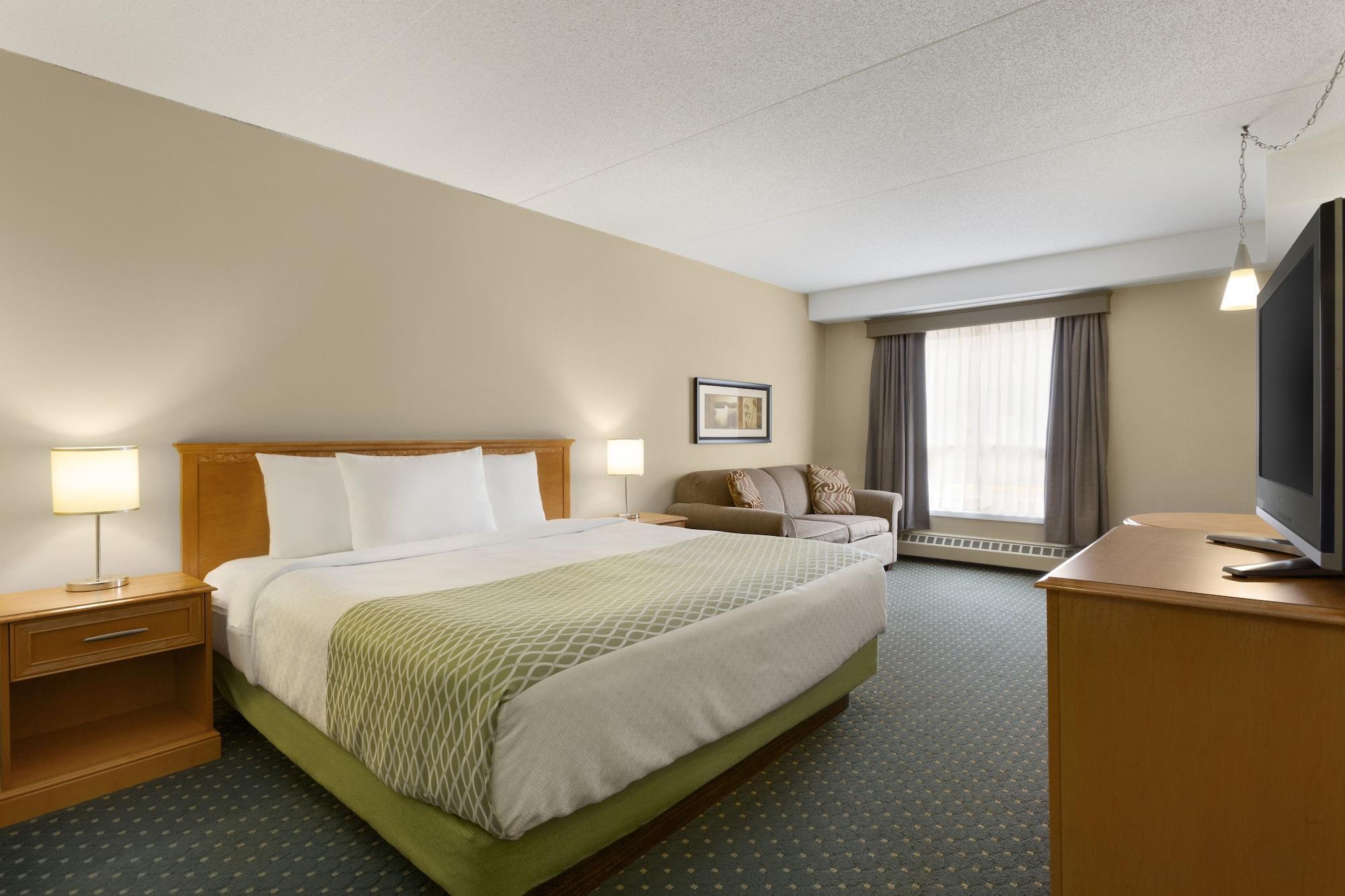 Colonial Square Inn & Suites Саскатун Экстерьер фото