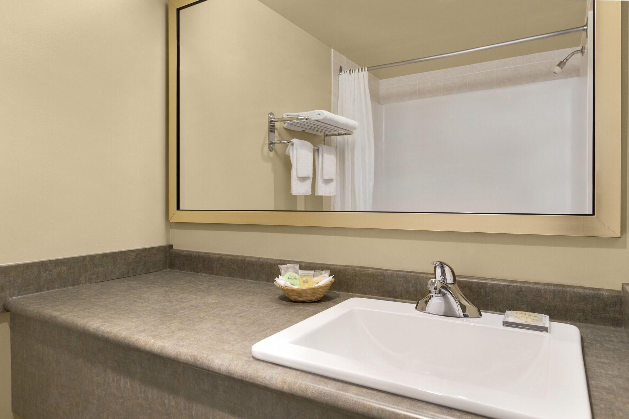 Colonial Square Inn & Suites Саскатун Экстерьер фото