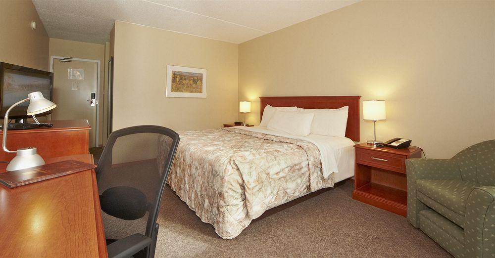 Colonial Square Inn & Suites Саскатун Экстерьер фото