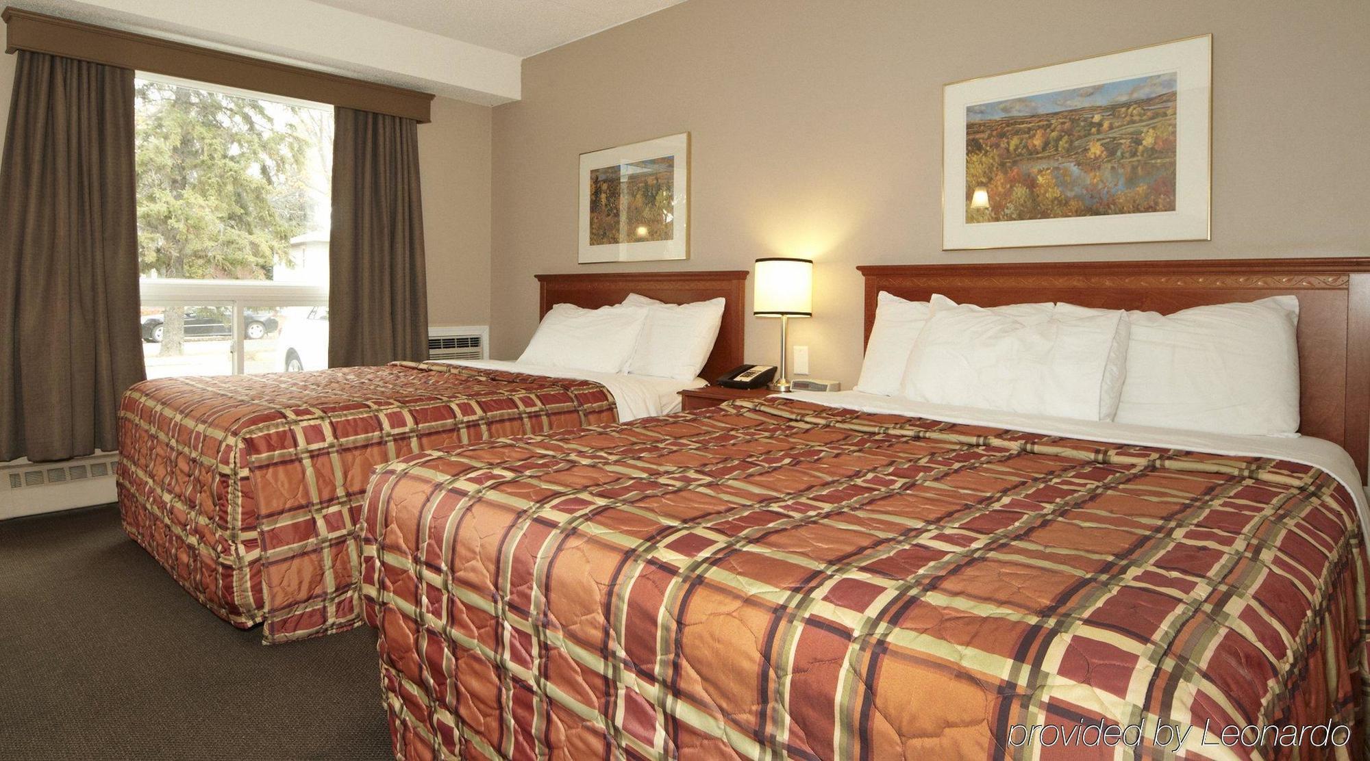 Colonial Square Inn & Suites Саскатун Экстерьер фото