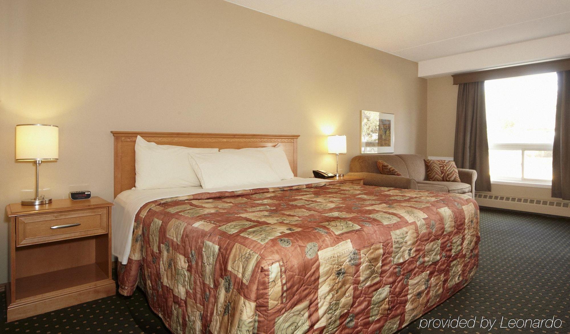 Colonial Square Inn & Suites Саскатун Экстерьер фото