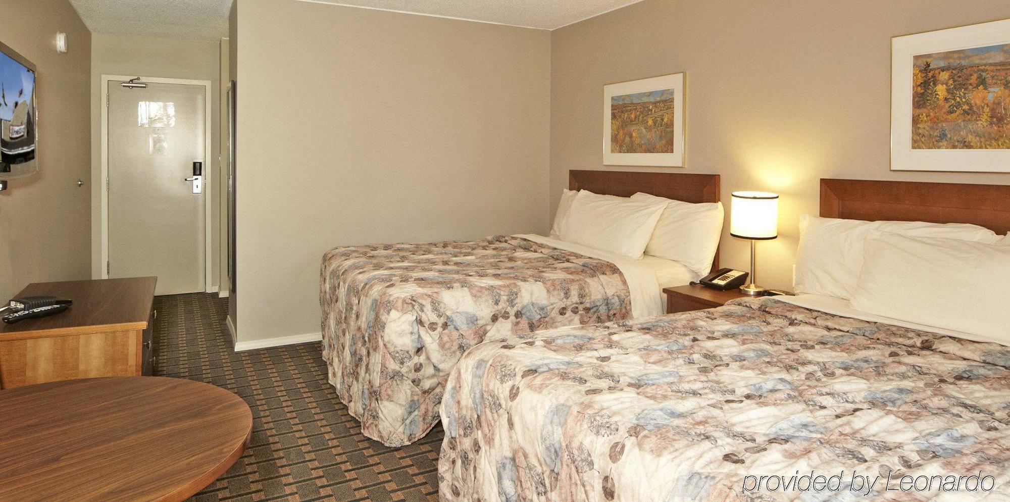 Colonial Square Inn & Suites Саскатун Экстерьер фото