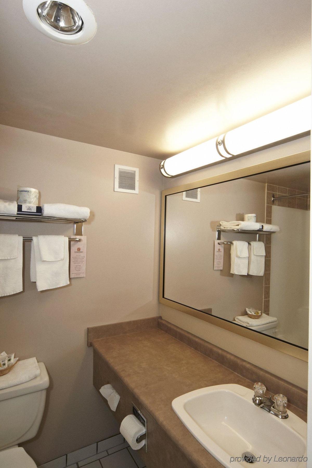 Colonial Square Inn & Suites Саскатун Экстерьер фото