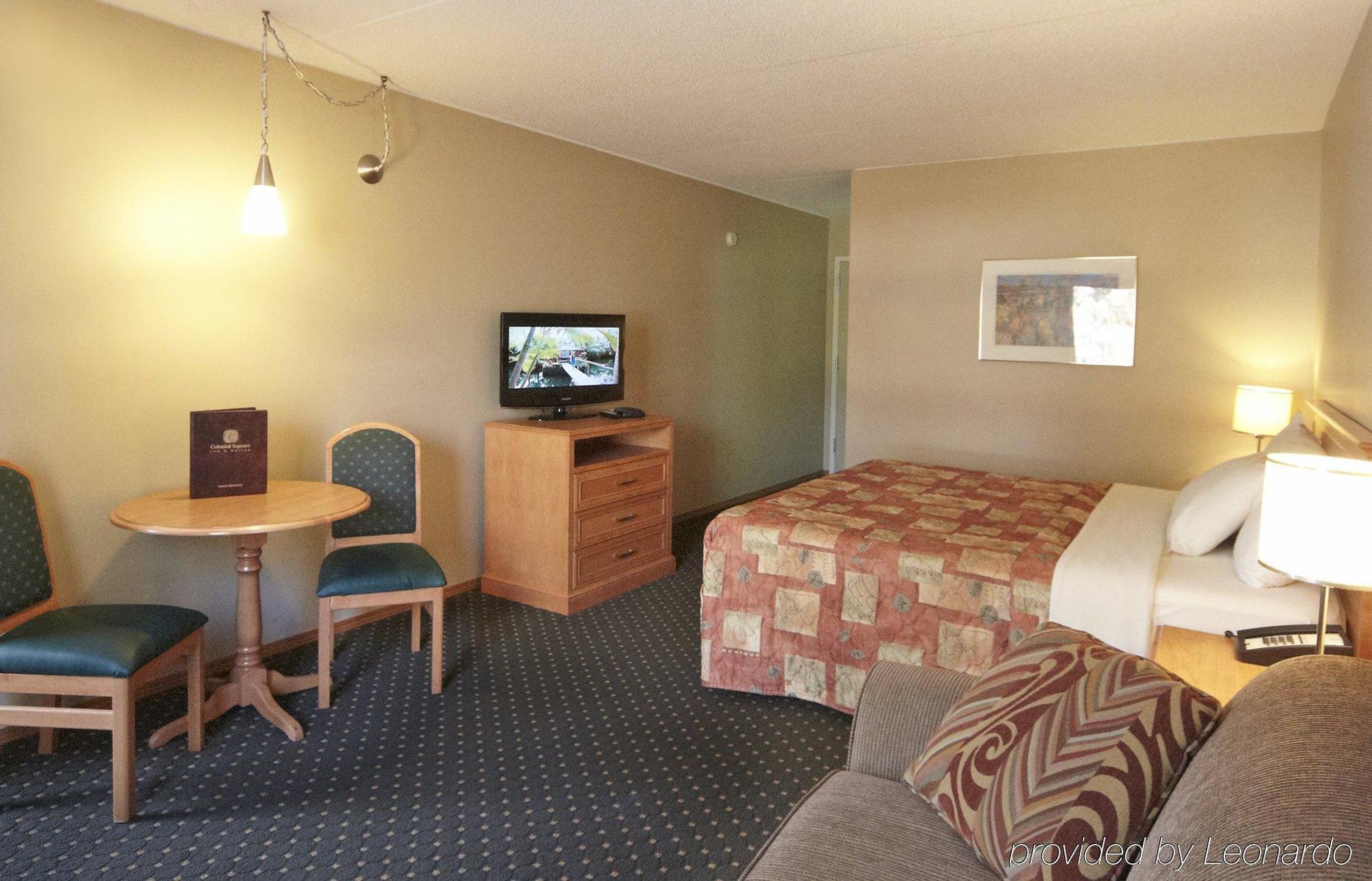 Colonial Square Inn & Suites Саскатун Экстерьер фото