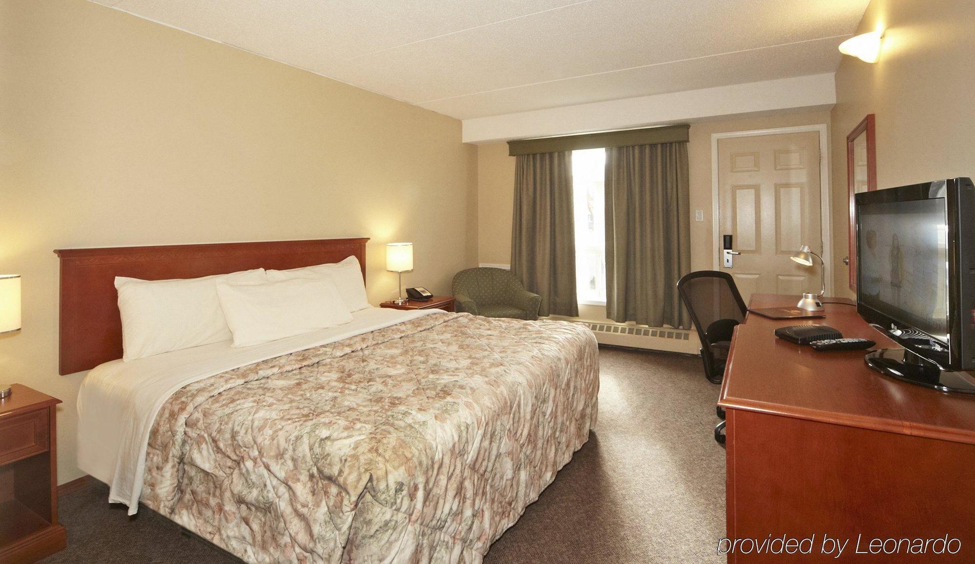 Colonial Square Inn & Suites Саскатун Экстерьер фото