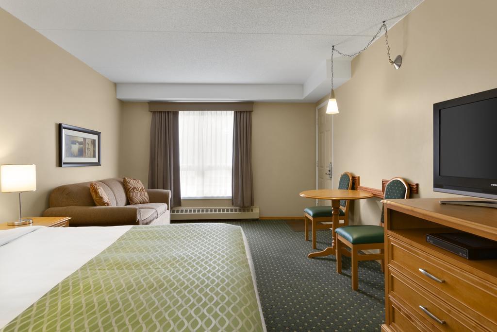 Colonial Square Inn & Suites Саскатун Экстерьер фото