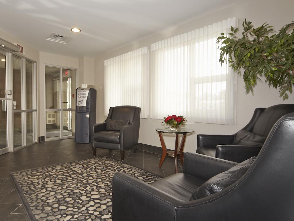 Colonial Square Inn & Suites Саскатун Экстерьер фото