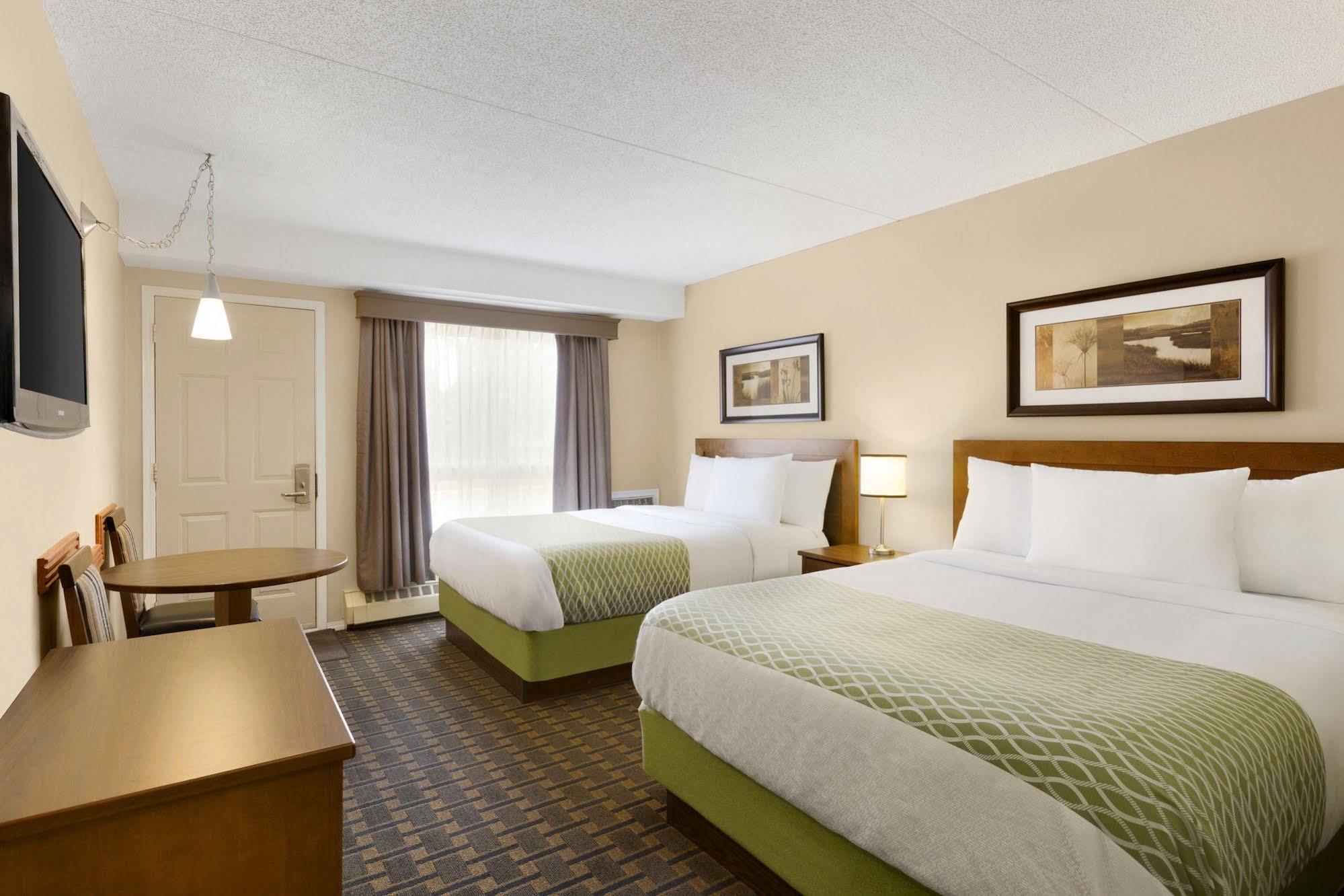 Colonial Square Inn & Suites Саскатун Экстерьер фото