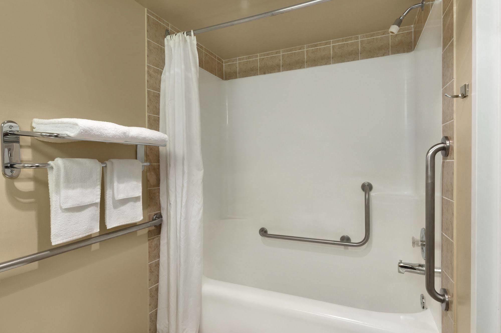 Colonial Square Inn & Suites Саскатун Экстерьер фото