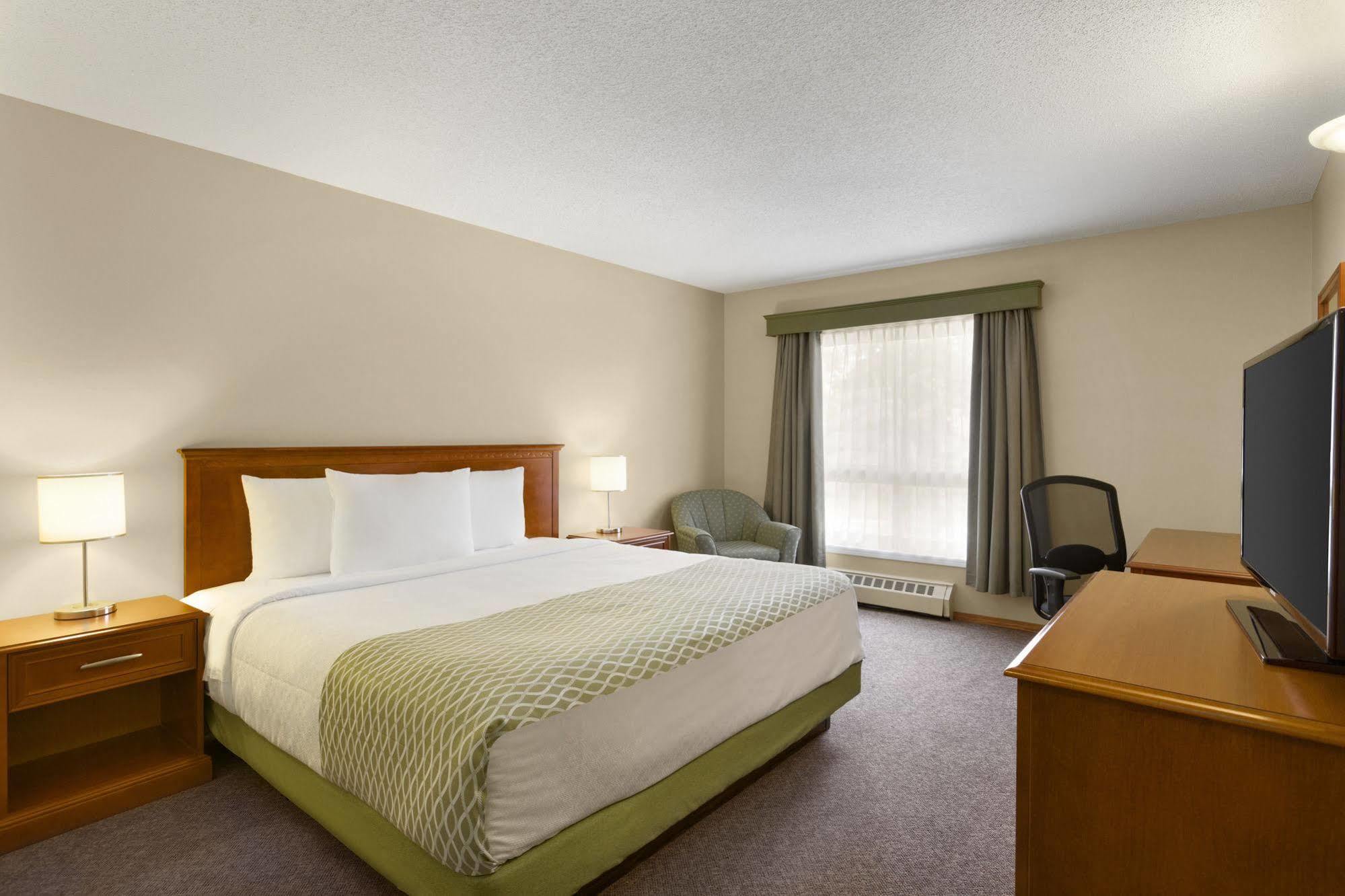 Colonial Square Inn & Suites Саскатун Экстерьер фото