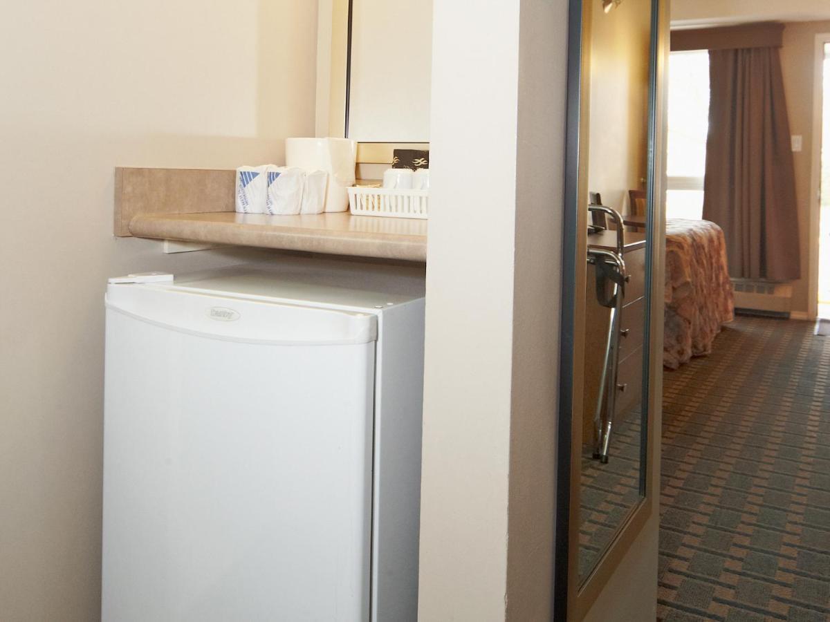 Colonial Square Inn & Suites Саскатун Номер фото